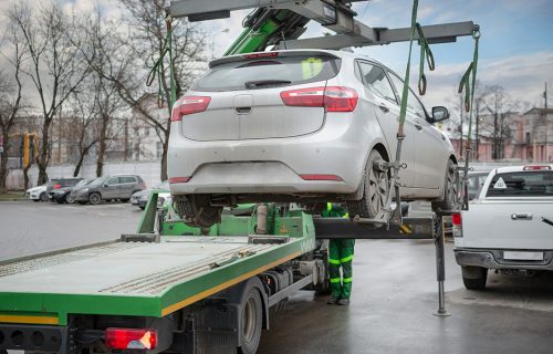 Bahatost bez granica! Parkirao automobil na NEVEROVATNOM mestu: "A ti pauče dođi pokupi me" (FOTO)