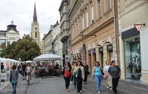 Dirljiv prizor u Novom Sadu: Baka (93) i deka (95) postali HIT - evo zašto su ih svi gledali (FOTO)