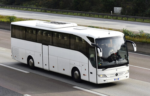 Vozač autobusa žestoko UVREDIO ŽENE: Zbog ovog natpisa na vozilu odmah je kažnjen (FOTO)