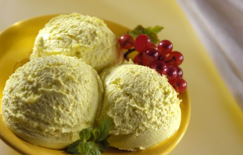 Letnje osveženje koje ćete OBOŽAVATI: Najukusniji sladoled od vanile sa slatkom pavlakom (RECEPT)