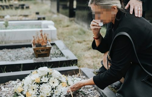 Od pokojnog sina stižu joj ČUDNE PORUKE: Njegov broj nije u funkciji, a za ovo niko nema objašnjenje