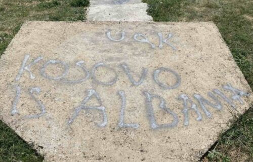 Ponovo INCIDENT na Kosovu i Metohiji: Ispisani provokativni grafiti ka spomen ploči knezu Lazaru (FOTO)