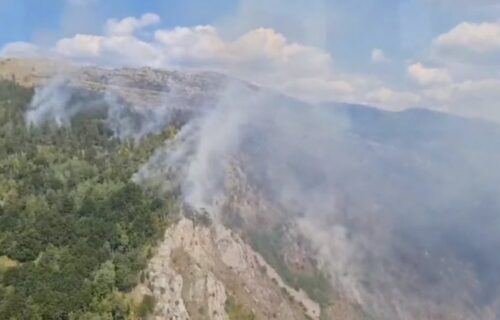 POŽAR u kanjonu Tare: Vatrogasce spuštaju helikopterima, vatrena stihija "udara" sa dve strane (VIDEO)