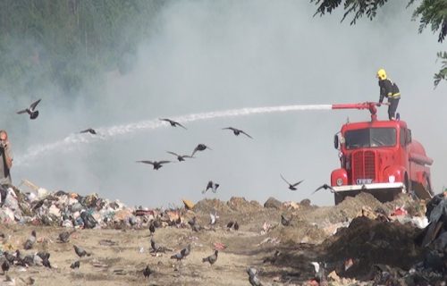 Gori deponija u Topoli: Ništa se ne vidi od GUSTOG dima, vatrogasci se bore sa PLAMENOM (FOTO)
