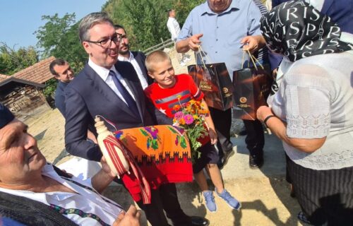 Prelep gest ODUŠEVIO predsednika: Vučić od meštana dobio ćilim i drvenu čuturu sa svojim LIKOM (FOTO)