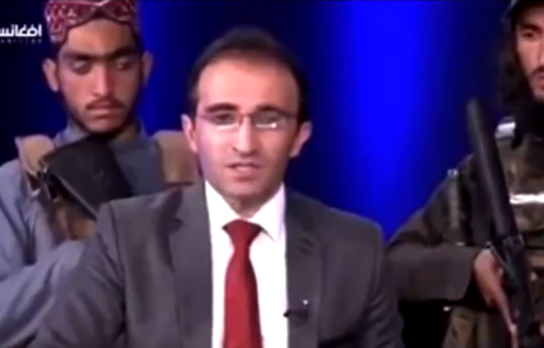 JEZIV prizor na TV dnevniku u Avganistanu: Spiker priča dok ga dvojica talibana drže na nišanu (VIDEO)