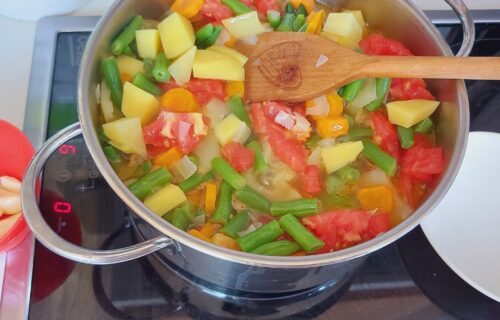 Gotova je za samo pola sata: Posna BORANIJA SA POVRĆEM će ispuniti sva vaša očekivanja (RECEPT+VIDEO)