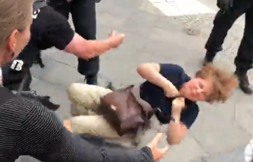 DRAMA nakon protesta u Nemačkoj: Brutalno ponašanje policije - ovaj snimak je izazvao HAOS (VIDEO)