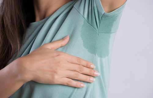 Prikriva znoj bolje od dezodoransa, a košta samo 10 DINARA: Jeftina metoda koja sigurno deluje