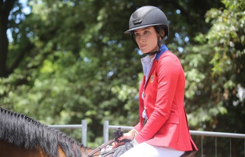 Ćerka slavnog muzičara osvojila medalju: Umesto gitare i mikrofona, ona se zaljubila u sedlo i konje!