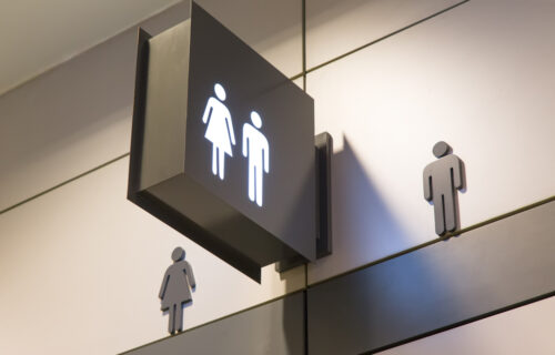 Skandal u državnom preduzeću: Stavili KAMERE U WC, fotografije zaposlenih već kruže mrežama (FOTO)