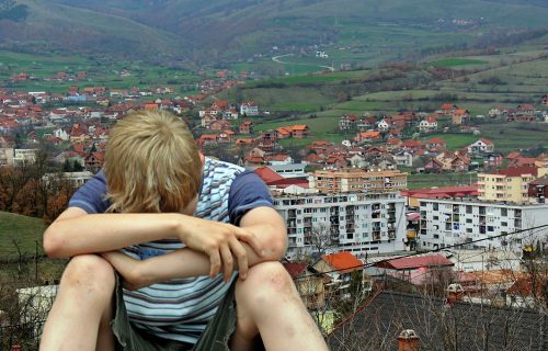 Albanci NAPALI srpskog dečaka (12): Tukli ga po licu, završio u BOLNICI