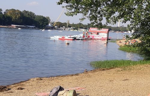 "Brat ga vozi ovako": Fotografija sa Ade Ciganlije koja će vam ulepšati dan