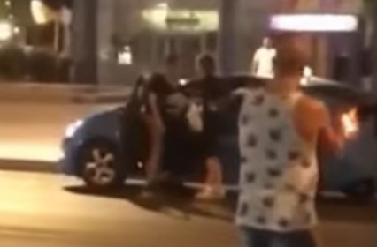 Snimak brutalnog NASILJA u Nišu: Mladić mučki napao taksistu u automobilu, razlog razbesneo mnoge (VIDEO)