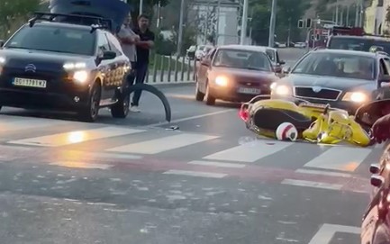 Saobraćajka u Karađorđevoj: Motor nakon SUDARA završio pod automobilom, krš i lom na ulici (VIDEO)