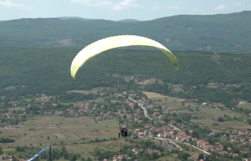 "Desant na Drvar": Ministar Vulin leteo paraglajderom (FOTO+VIDEO)