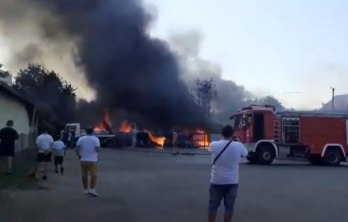 VELIKI POŽAR u Banjaluci: Vatra iz fabrike se širi ka kućama, u toku je žestoka borba (VIDEO)