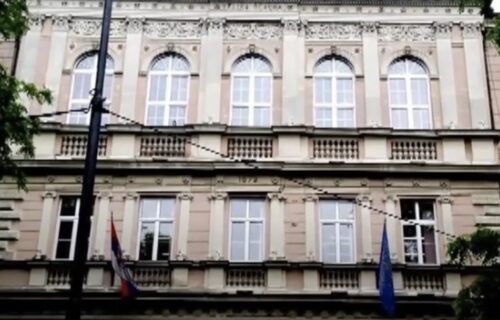 Maturanti Zemunske gimnazije izašli iz fizičke blokade zgrade