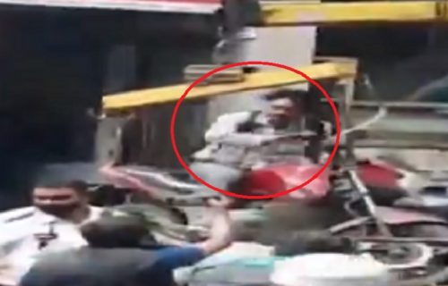 Nije hteo da siđe s motocikla dok ga je odnosio pauk, pa završio u vazduhu (VIDEO)
