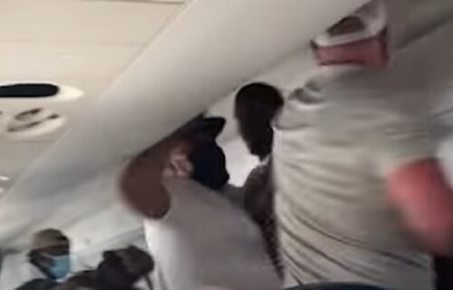 Povređena i deca: Dvojica putnika se sukobila oko mesta u avionu, pa se potukla kao u ringu (VIDEO)