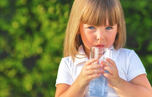 Da li vaše dete pije PREVIŠE vode? Pojačana žeđ i učestalo mokrenje mogu da budu znak OZBILJNOG problema