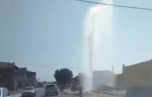 HAVARIJA u Leskovcu: Gejzir visok nekoliko metara - voda baca kamenje na automobile (VIDEO)