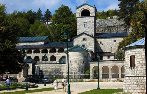SKANDAL na Cetinju! Skupština grada podržala inicijativu za OTIMANJE manastira
