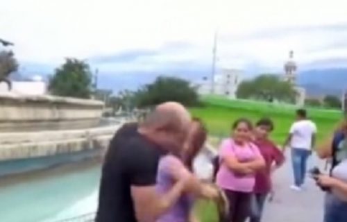 Opalila mu šamar nasred turističke atrakcije, a onda je učinio nešto zbog čega su svi zanemeli (VIDEO)