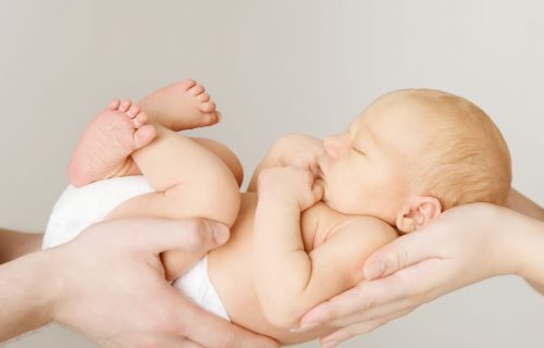 Dirljivo: Beba izlečila brata blizanca - ZAGRLJAJEM (FOTO)