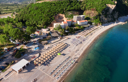 Na popularnoj plaži u Budvi došlo do PROSVETLJENJA: Paradajz turisti ovim potezom postali "ELITA" (VIDEO)