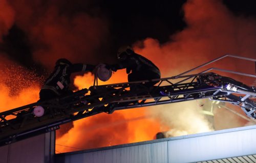 Zapalila se deponija kod Bačke Palanke: Građani pomažu vatrogascima u gašenju velikog požara (VIDEO)