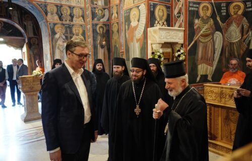 S jedne strane narod i Vučić, s druge svi ostali! (FOTO)