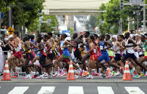 Sramota: Maratonac rušio flašice u Tokiju kako ostali takmičare ne bi mogli da se osveže (VIDEO)