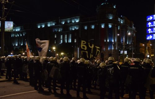 Antivakseri napravili HAOS u Beogradu: Nasrtali na policiju i BACALI baklje! (FOTO)