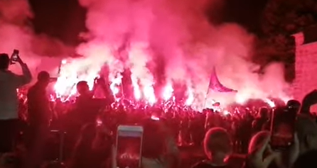 Veseli se srpski rode! Veličanstvene scene u Beranama, vijore se trobojke, baklje osvetlale grad (FOTO)