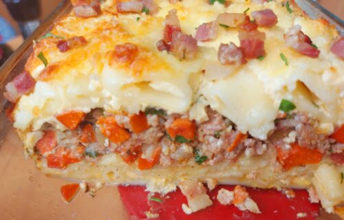 Ručak za prave gurmane: Zapečena testenina sa kačkavaljem, slaninom i kobasicom (RECEPT+VIDEO)