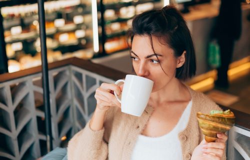 Obratite pažnju kako deluje na vas: Da li kafa pogoršava GRČEVE tokom menstruacije?