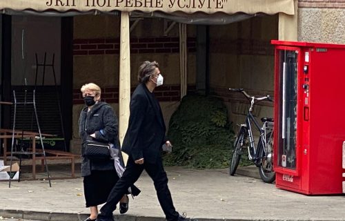 Marinin sin NEM od tuge: Laća pristigao na Novo groblje da se POSLEDNJI put oprosti od svoje majke
