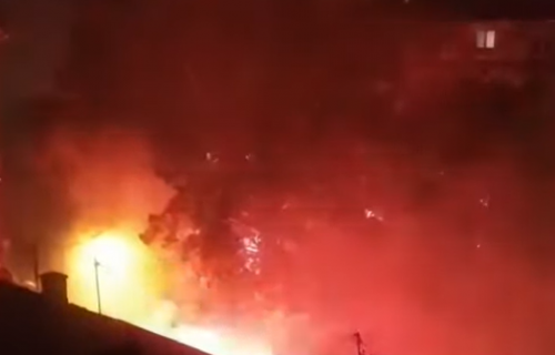 ŽESTOKA tuča na Karaburmi: Razbijen automobil, gorele baklje - policija RASTERALA nasilnike (VIDEO)