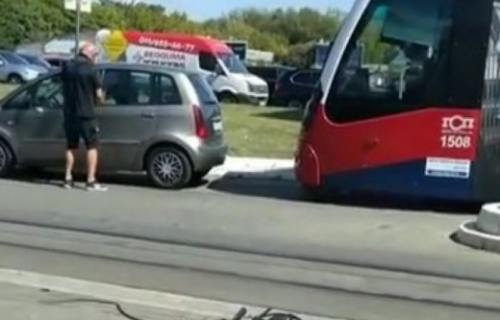 Bahati vozač napravio HAOS u Beogradu: Automobilom blokirao saobraćaj na Autokomandi (VIDEO)