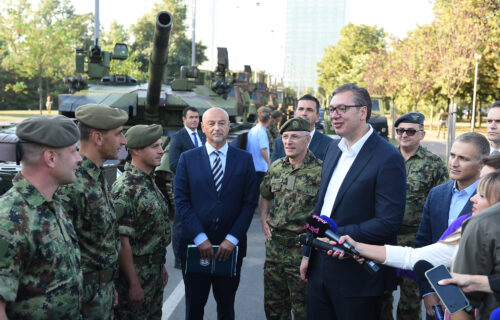 Vučić prisustvovao prikazu vojne opreme na Ušću: "Stiže nam novo naoružanje" (FOTO)