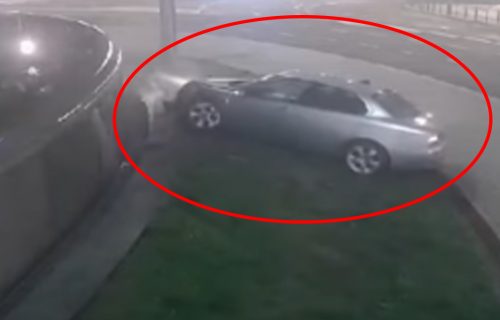 Auto izleće sa kolovoza i PUNOM brzinom udara u fontanu: Snimak DRAME na Slaviji, vozač nepomičan (VIDEO)