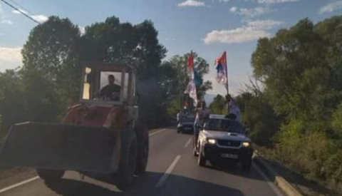 Sramno! Nikšićani rešili da PROBIJU blokade: BAGEROM krenuli ka Cetinju (FOTO)