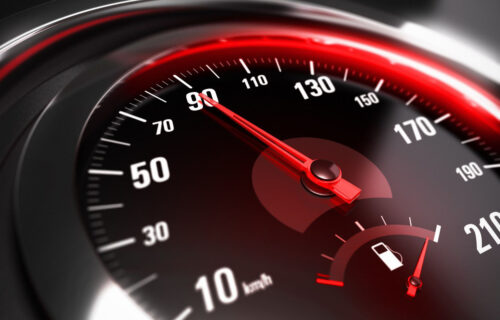 VEROVALI ILI NE: Prekoračila dozvoljenu brzinu za 43 km/h i platila kaznu 192.000 evra!