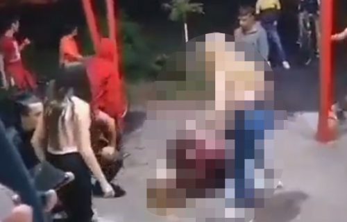 (UZNEMIRUJUĆI VIDEO) Brutalna TUČA devojčica u Smederevskoj Palanci: Okupljena deca snimaju i NAVIJAJU