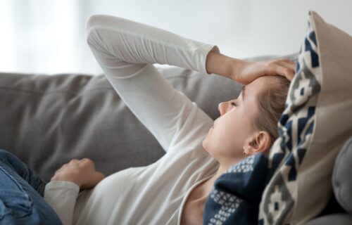 Stručnjaci objašnjavaju: Koja je RAZLIKA između obične i menstrualne MIGRENE i kako je se rešiti?