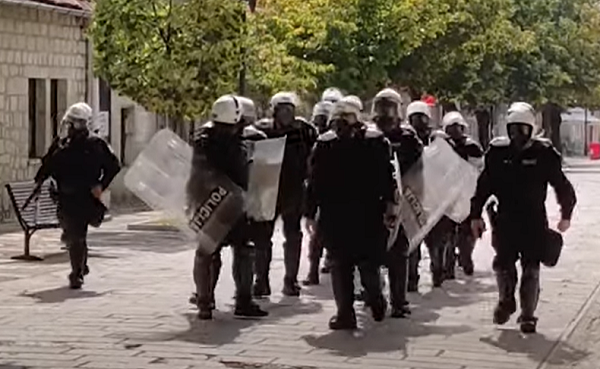 Smiruje se situacija na Cetinju, policija se povlači sa lica mesta (VIDEO)