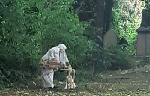 Žena obučena u časnu sestru posetila groblje, otkopala kosture i uradila nešto što će vas NAJEŽITI