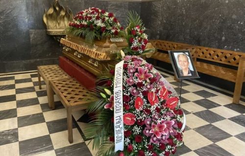 Kovčeg prekriven crvenim RUŽAMA i emotivna poruka: Porodica se u suzama oprašta od Marine Tucaković