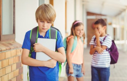 Reagujte na vreme: Šta svaki RODITELJ treba da uradi ako dete nema NIJEDNOG prijatelja u školi?